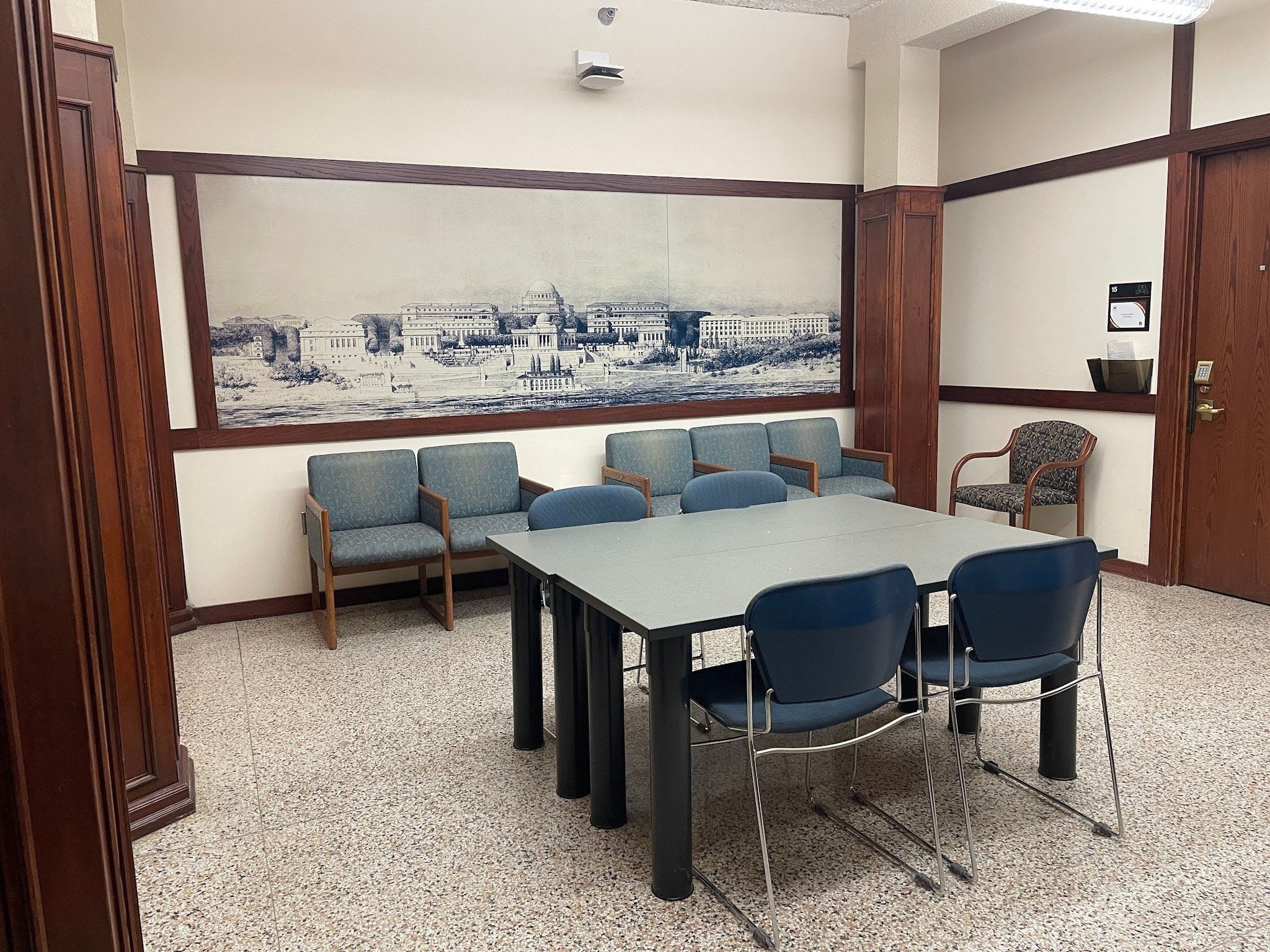 Pinky lounge area with 2 tables and 10 chairs 