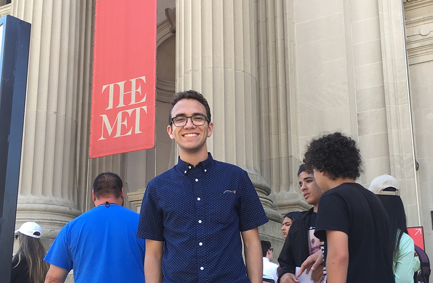 Image of English major Ian Kalil in front of The Met