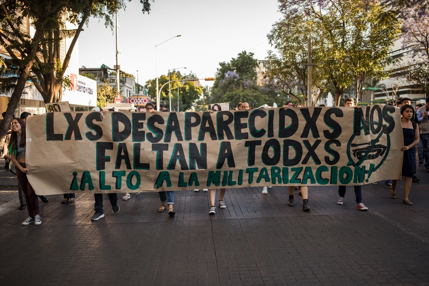 protest banner "LXS desaparecidxs nos faltan a todxs"