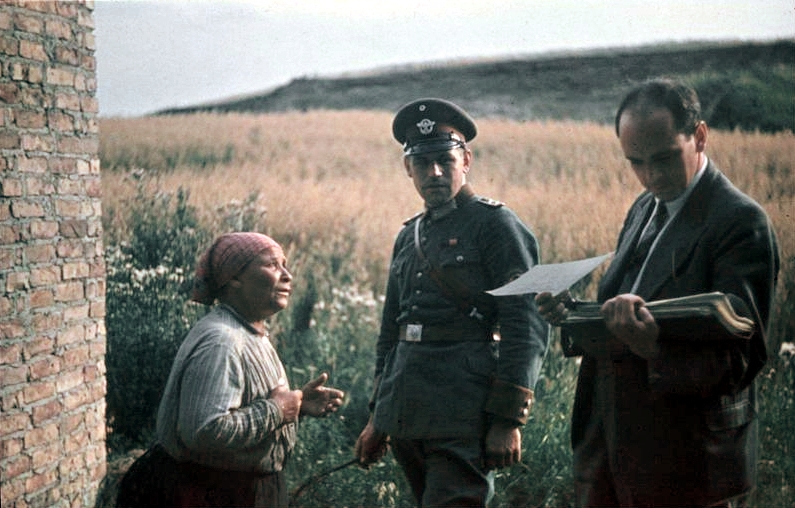 A German racial hygienist and a police officer interview a Romani woman.
