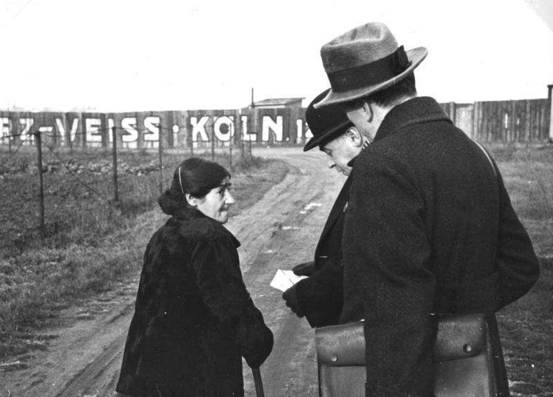 Officials check the papers of a Romani woman at the Renningen "Gypsy camp" in Koeln.