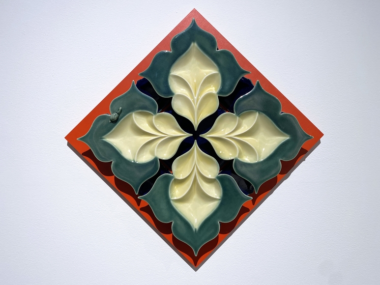 Ceramic diamond with four-petal flower