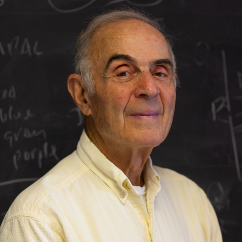Profile photo David Weiss in front of a blackboard