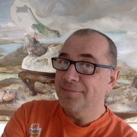 Portrait of Christophe Wall-Romana in front of a painting by Margaret Wall-Romana