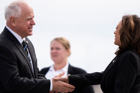 Governor Walz and Vice President Harris shake hands.