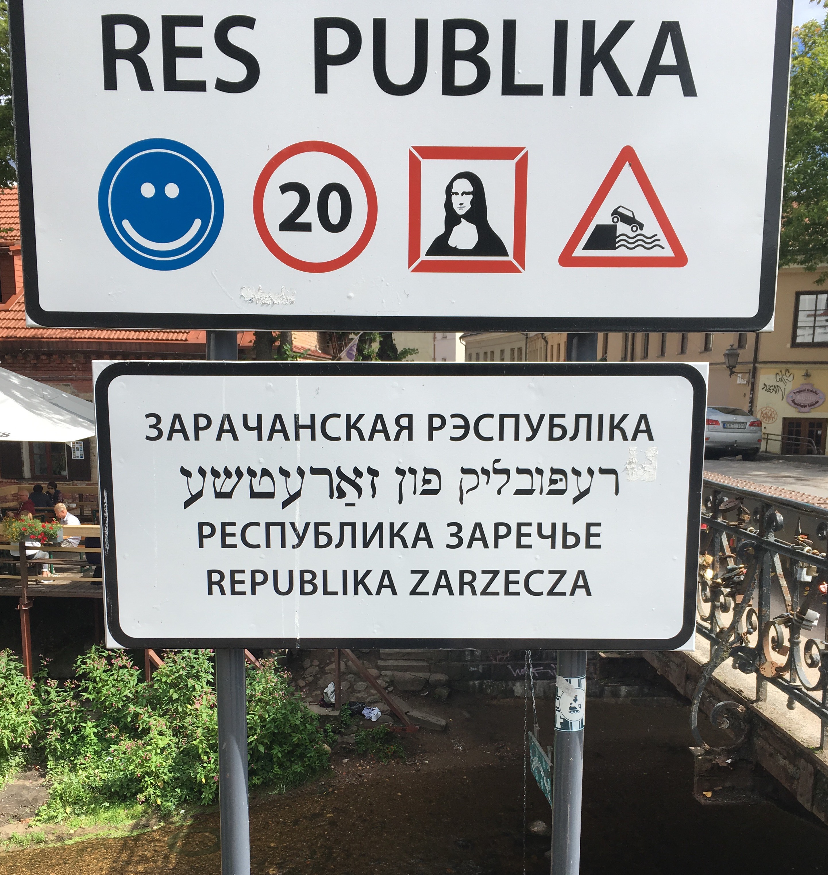 Photo of two street signs in Vilnius, one reading Res Publika and the other in Yiddish